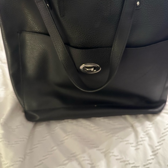 Mid-size black shoulder bag/carry on bag. - Picture 7 of 7